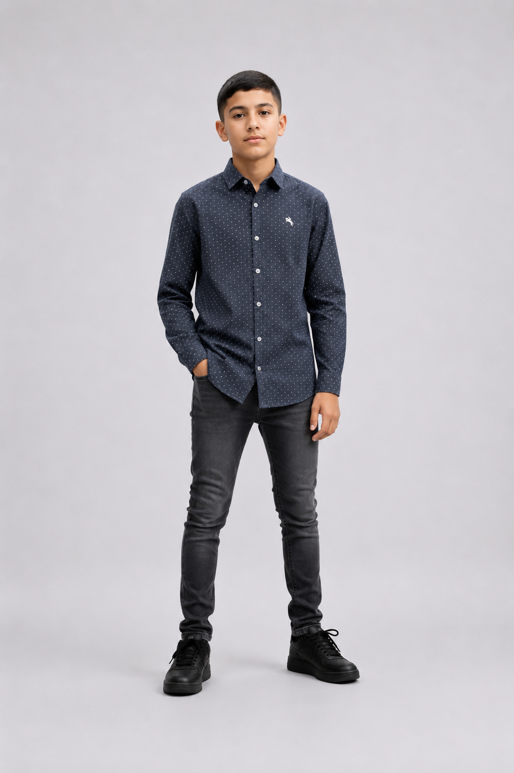 Chemise garçon manches longues unie avec col classique et logo – Lot de 12 Pièces (Tailles 4 à 14 ans) - 90079M
