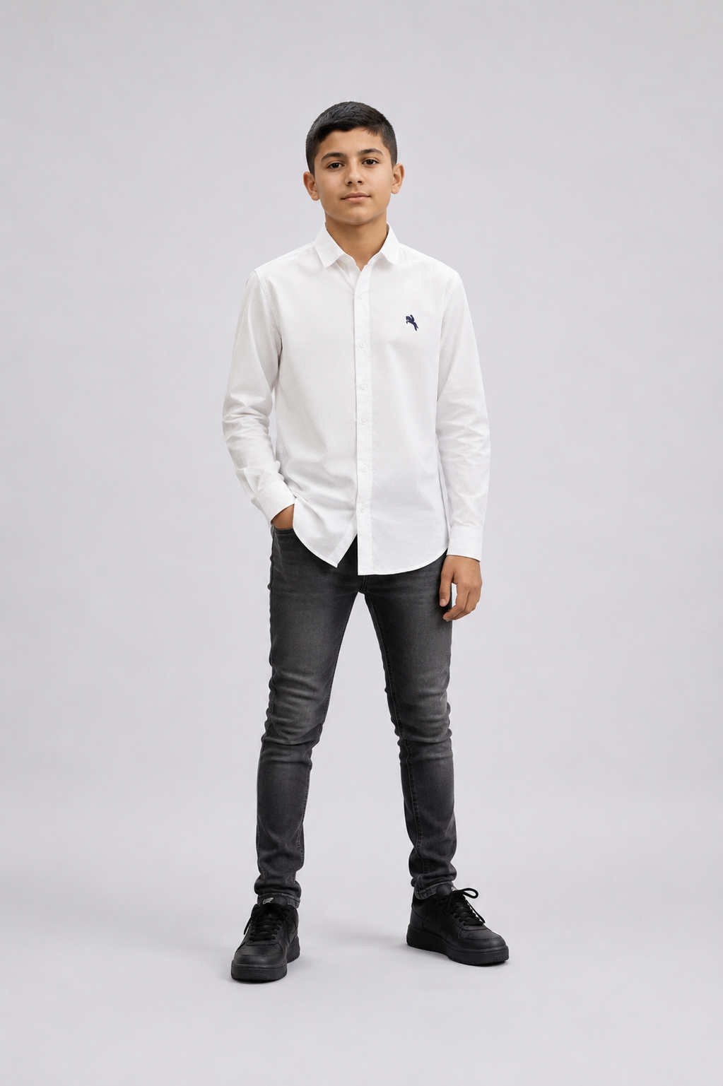 Chemise garçon manches longues unie avec col classique et logo – Lot de 12 Pièces (Tailles 4 à 14 ans) - 90079M